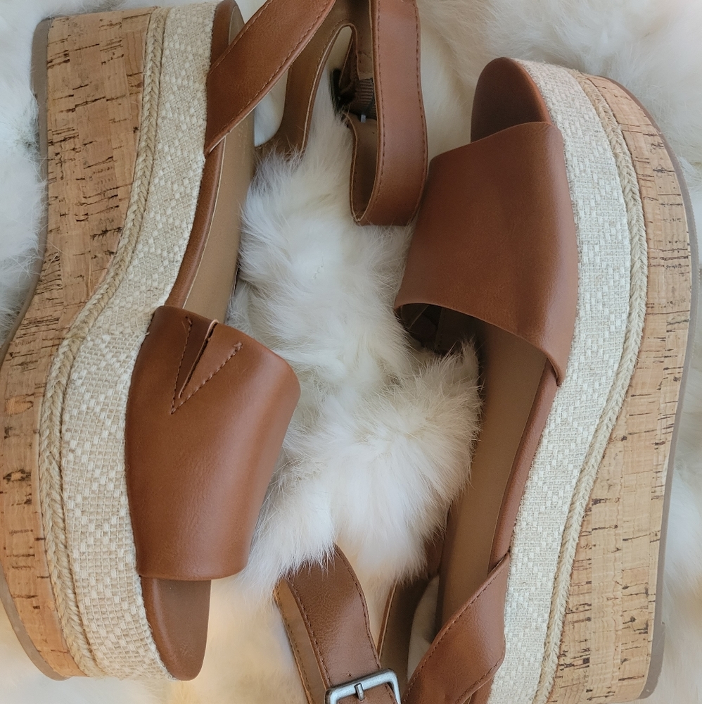 Universal Thread platform sandals size 8